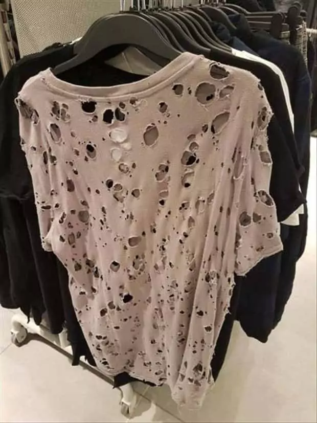 Du hast Motten im Schrank loch hemd