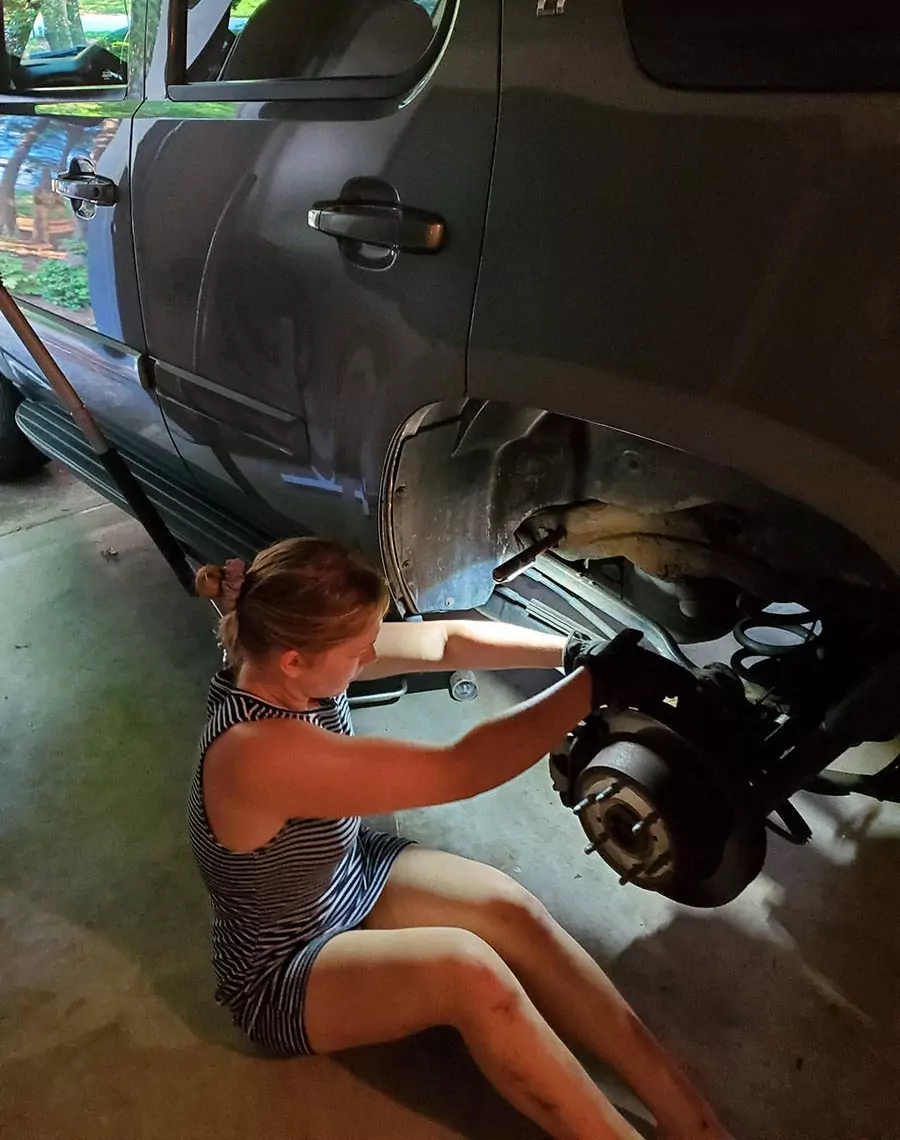 frau autoreparatur