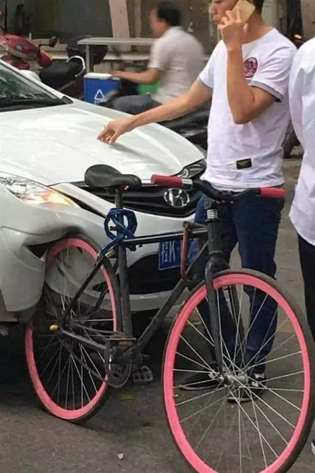 Fahrrad vs. Auto bei einem Unfall rad auto