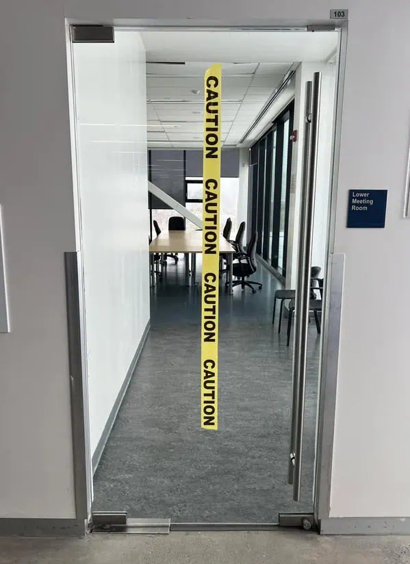 Wenn die Glastüre geputzt wurde glas tuer