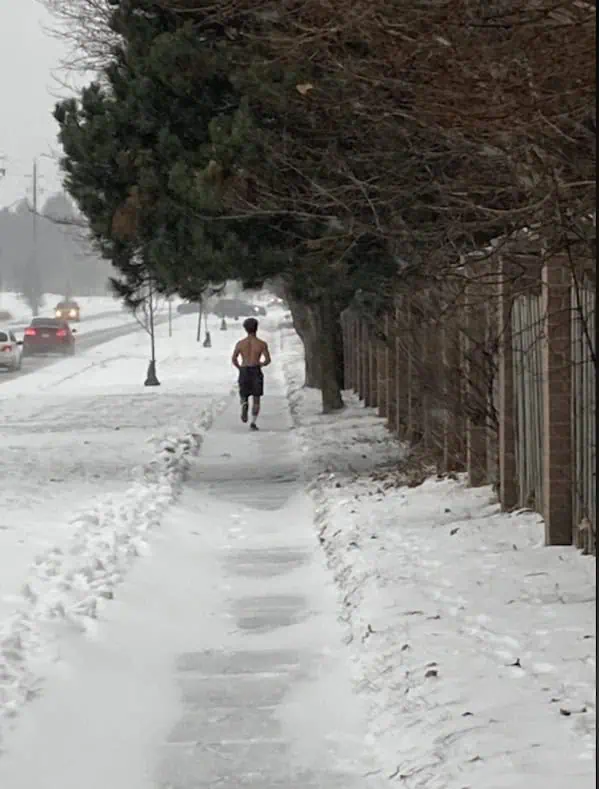 Ein ganz harter Sportler im Winter hardcore sportler