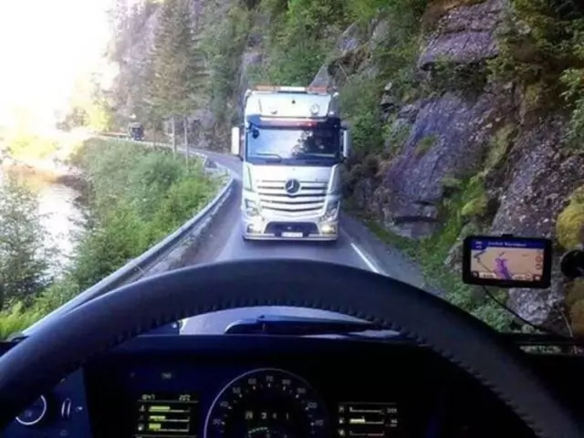 Welcher LKW hat hier nun Vorfahrt? lkw vorfahrt