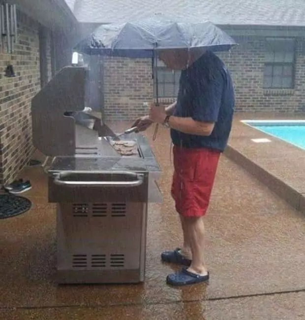 Männer grillen bei jedem Wetter mann grillen